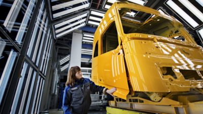 Yvonne Määttä inspects cab