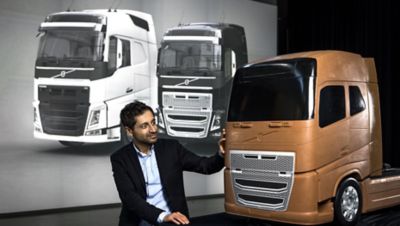 &quot;As novas grelhas permitem uma distribuição otimizada de ar para arrefecimento essencial para o desempenho do motor e para reduzir as emissões&quot;, diz Ismail Ovacik, Designer Principal de Exterior, Volvo Trucks.