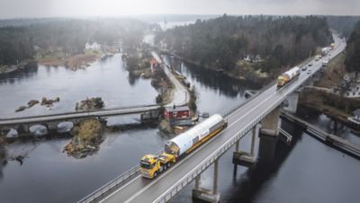 Dois dos Volvo FH16 da Prangl transportam lentamente dois silos com 22 metros de comprimento pela zona rural da Suécia.