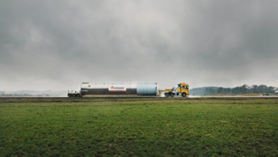 Silos transportados debaixo de chuva