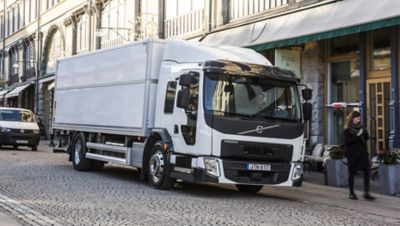 Al bajar la posición de conducción, el Volvo FE LEC acerca al conductor a los otros usuarios del camino y mejora considerablemente la visibilidad del entorno.