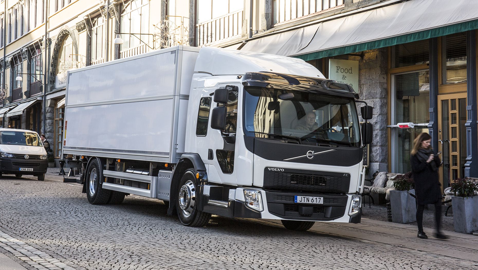 Volvo FE LEC nas ruas da cidade