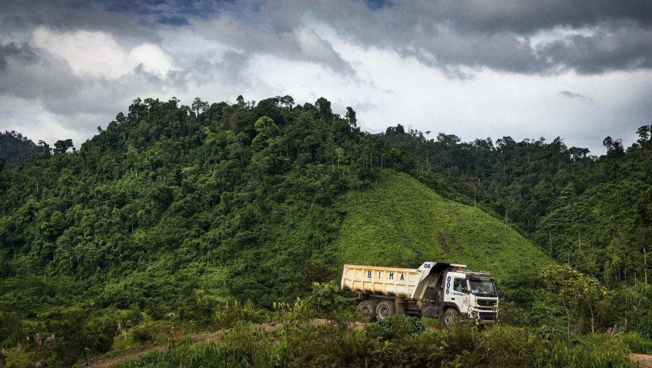 Volvo FMX desplazándose a través de la selva de Borneo.