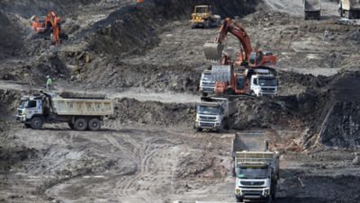 Véhicules dans la mine.