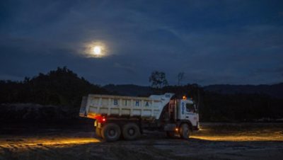 Camiones comienzan el turno de noche.