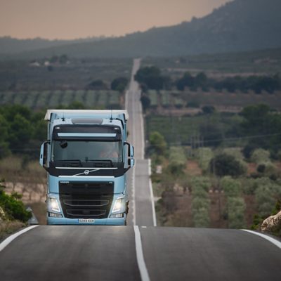 Volvo FH LNG ท่ามกลางชนบทของสเปน