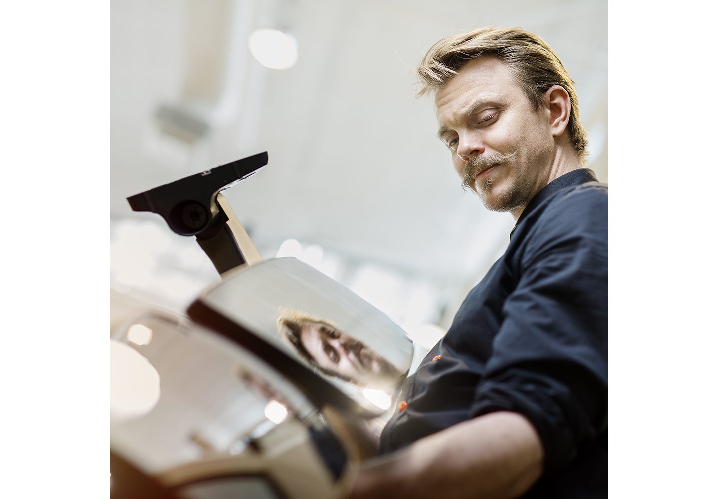 Joakim Sällberg inspecciona un camión