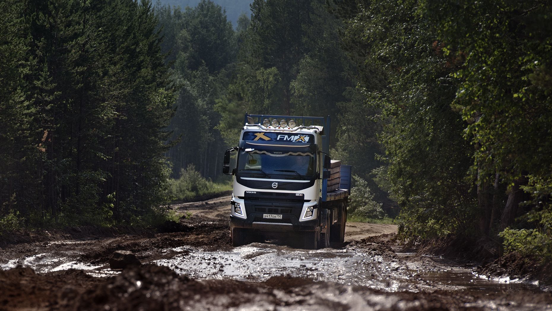 รถบรรทุก Volvo FMX วิ่งผ่านโคลน