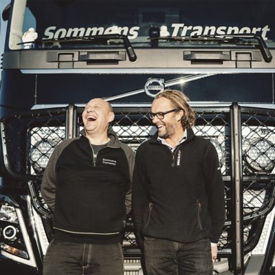 Ο Knatte μαζί με τον Johan Ejdehage, τοπικό αντιπρόσωπο της Volvo