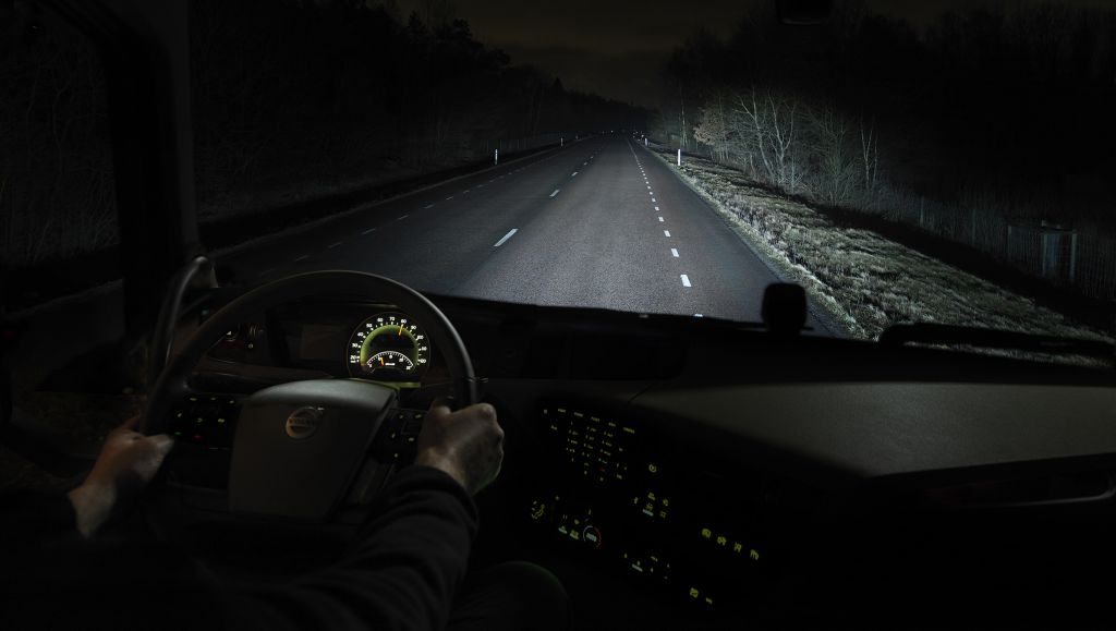 Nakts režīma skats no autovadītāja sēdekļa pozīcijas
