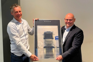 Rene van Zuilen, director retail & service market van Volvo Trucks Nederland met George Seitzinger, algemeen directeur van Van Dijk Groep