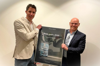 Roeland Ruygt, managing director Volvo Trucks Nederland en George Seitzinger, algemeen directeur van Van Dijk Groep