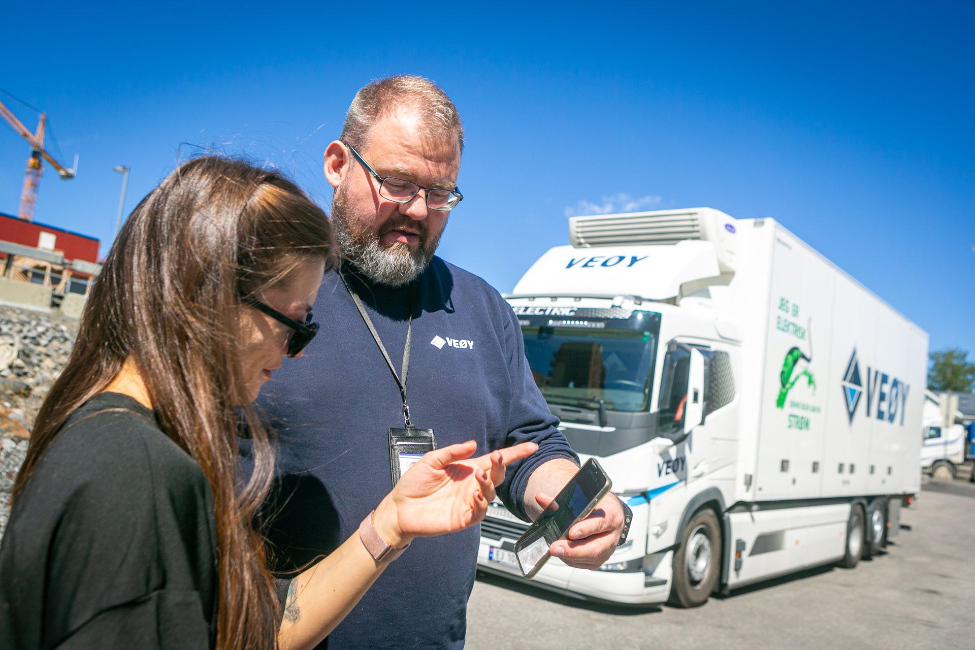 Sjåfør forran elektrisk lastebil