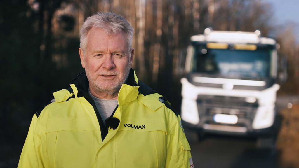 Volmax tips og trix. Bjørn Dahl i Volmax Kompetanse ute foran en Volvo FMX 540. 