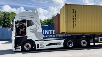 Roger Kvasnes henter container