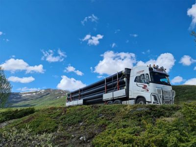 Volvo lastebil frakter rør over Valdresflye. Sommerkonkurranse Volmax. Foto: Gunnar Skilbred