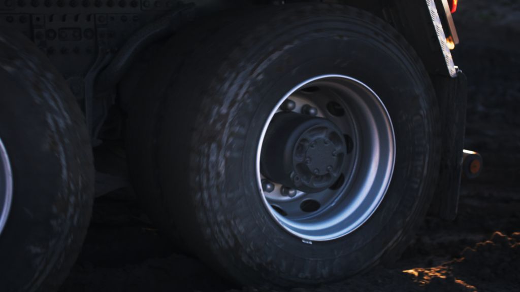 Volmax tips og trix. Hjulene på en Volvo lastebil i gjørme på tipp-plass.