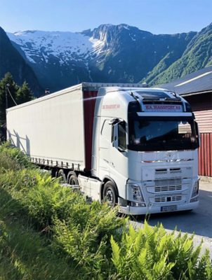 Volvo lastebil foran fjell i Sogndal. Sommerkonkurranse Volmax. Foto: Benjamin Pekeberg