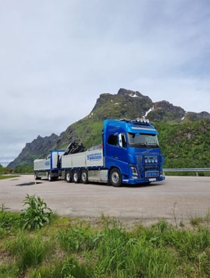 Volvo vogntog langs veien i Lofoten. Sommerkonkurranse Volmax. Foto: Vidar Nyseth