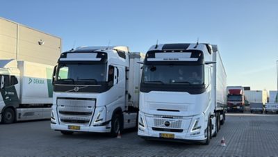 Volvo lastbiler klar til undervisning foran DEKRA Danmark 