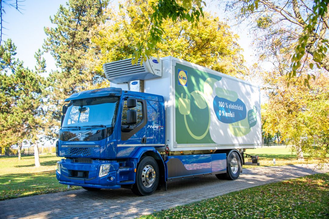Volvo Trucks Slovensko odovzdalo prvé elektrické nákladné vozidlo spoločnosti ANPET EU, s.r.o. určené na prepravu tovaru pre obchodný reťazec LIDL