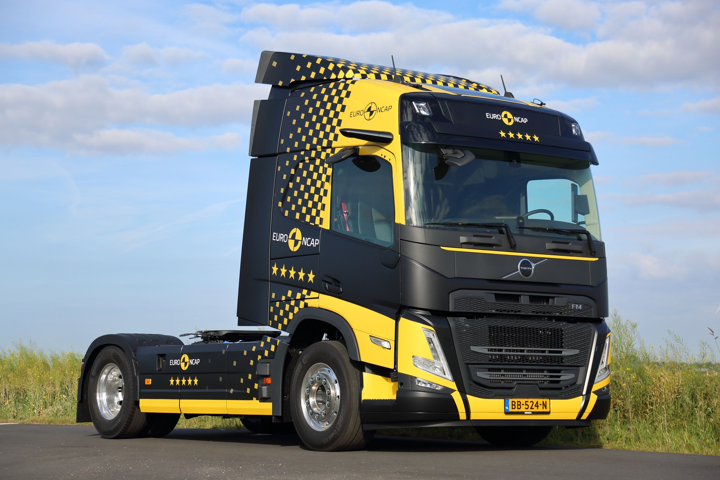 Volvo FM in speciaal design vanwege de behaalde maximale score van 5 sterren bij de Euro NCAP-test in 2024