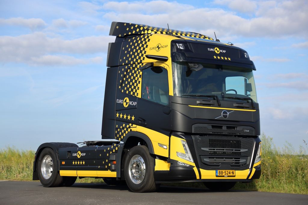 Volvo FM in speciaal design vanwege de behaalde maximale score van 5 sterren bij de Euro NCAP-test in 2024