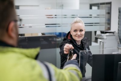 Volvo Truck Center Jyväskylässä asiakkaita palvelee Paula