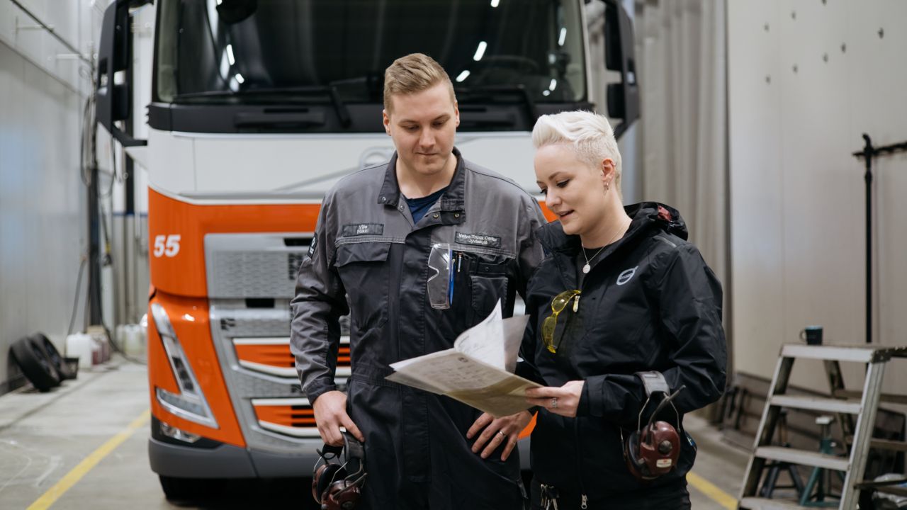 Rekkakuskit Suomi -sarjasta tutut mekaanikko Ville Pölkki ja esihenkilönä toimiva Paula Rahkonen viihtyvät työssään. 