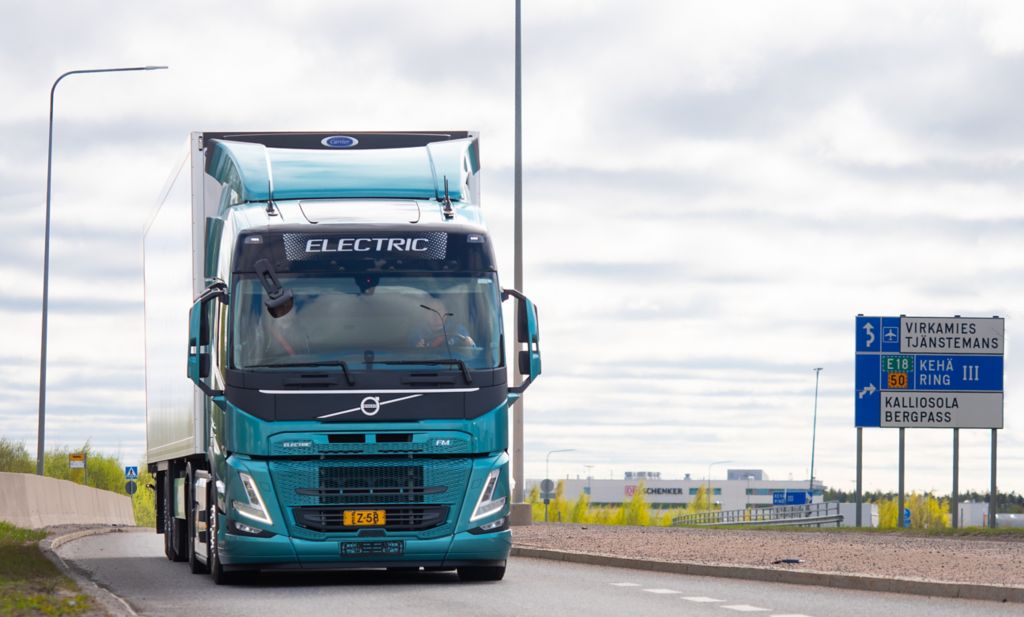 Raskas Volvo-sähkökuorma-auto ensiesiteltiin Suomessa