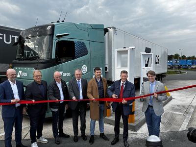 Feierliche Eröffnung des ersten öffentlichen Megawatt-Ladepunkts für E-Lkw an der A2: Vertreter aus Politik, Wissenschaft und Industrie setzen gemeinsam ein starkes Zeichen für den emissionsfreien Fernverkehr.