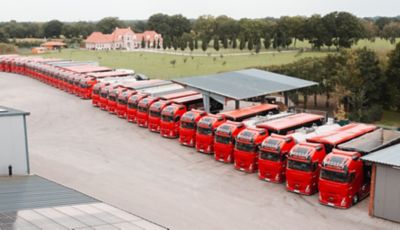Das Familienunternehmen Hilker GmbH & Co. KG verfügt über 100 Sattelzugmaschinen, davon 70 Gas Powered und zwei elektrische Fahrzeuge. 