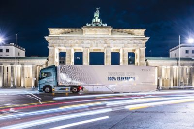 Rein elektrisch von München nach Berlin: Volvo Trucks beweist die Langstreckentauglichkeit seiner schweren E-Lkw .