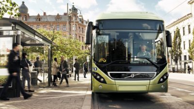 Volvo 7900-híbrido en la parada de autobús