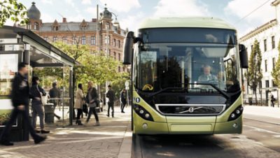 Volvo-7900-Hybrid-na-zastávce-autobusu