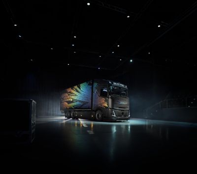 Der Volvo FH Aero Electric 6x2 der Swedish Metal Edition.