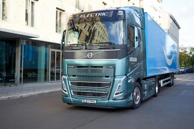Først i verden: De første elektriske lastebilene fra Volvo med fossilfritt stål overleveres nå til kunder.