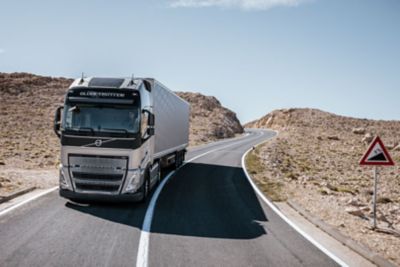 TIPS&TRIX: Visste du at gjennom å endre vaner og aktivere hjelpemidler, kan du redusere drivstofforbruket med så mye som 10 %, ifølge Volvo Trucks beregninger? For mer komfort, er Downhill cruise verdt å ta i bruk.