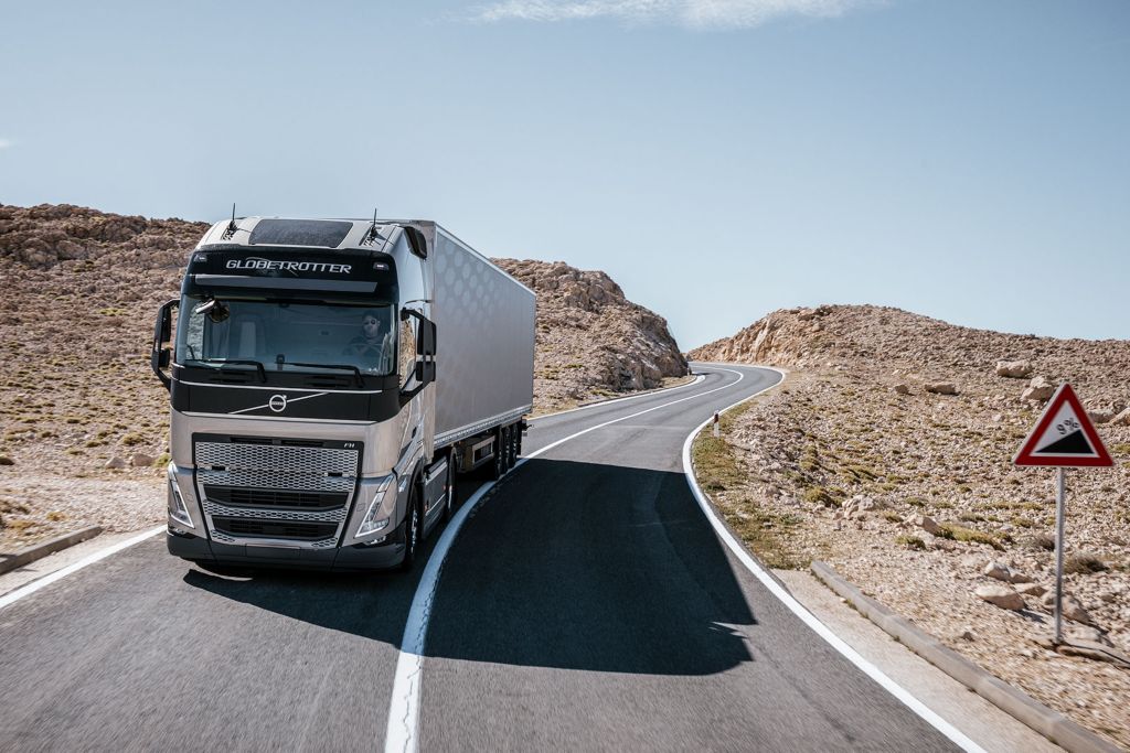 Volmax tips og trix. Volvo FH lastebil i nedoverbakke med downhill cruise. 