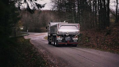 Volmax demobil Volvo FMX 540 lastebil med I-Shift i nedoverbakke. 