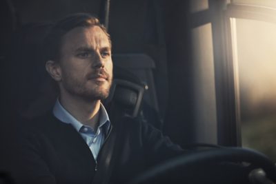 Volvo Bus stadsbus rijdt door stad 's nachts