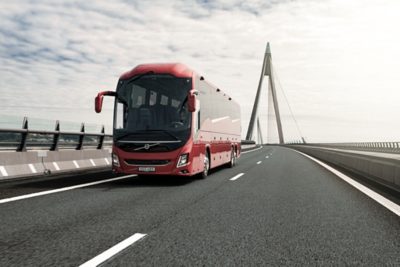 Volvo Bus touringcar rijdt op brug
