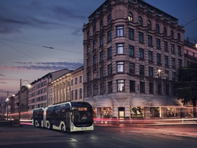 Volvo Bus stadsbus rijdt door stad 's nachts