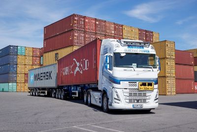 Volvo Trucks hat einen Elektro-Lkw für Schwertransporte an ein Transportunternehmen in Göteborg, Schweden, geliefert. Der Lkw kann ein Gesamtgewicht von 74 Tonnen bewältigen.