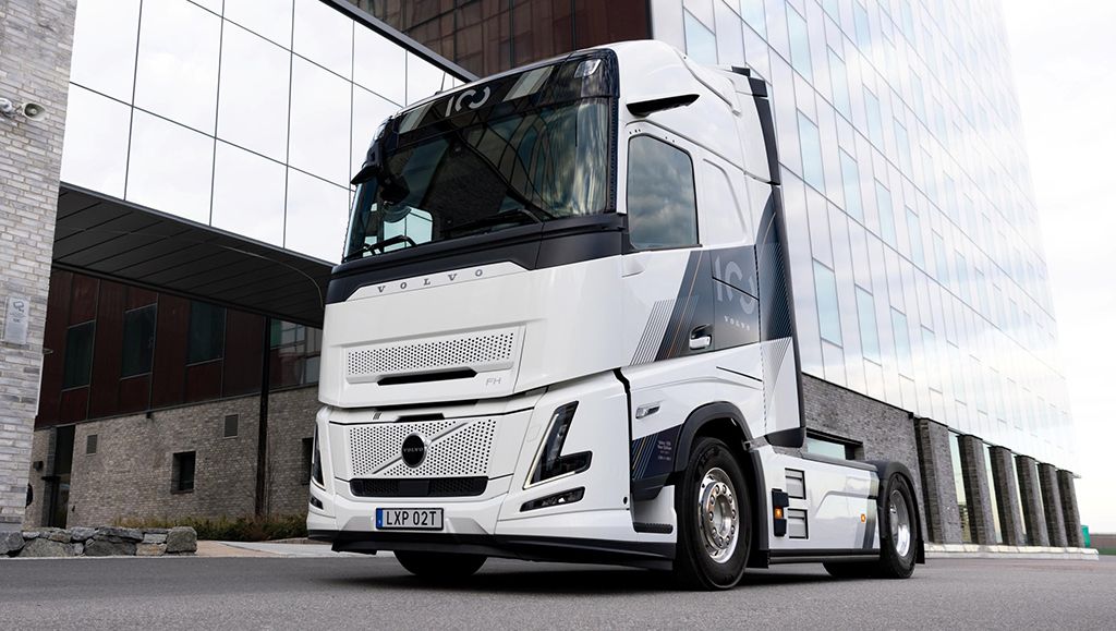 Volvo Trucks, 100. Yılını Özel Seri FH ve FH16 Modelleriyle Kutluyor!