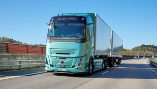 Volvo Trucks, 700 km Menzile Ulaşabilen Elektrikli Çekici ve Kamyonlarını Tanıttı!