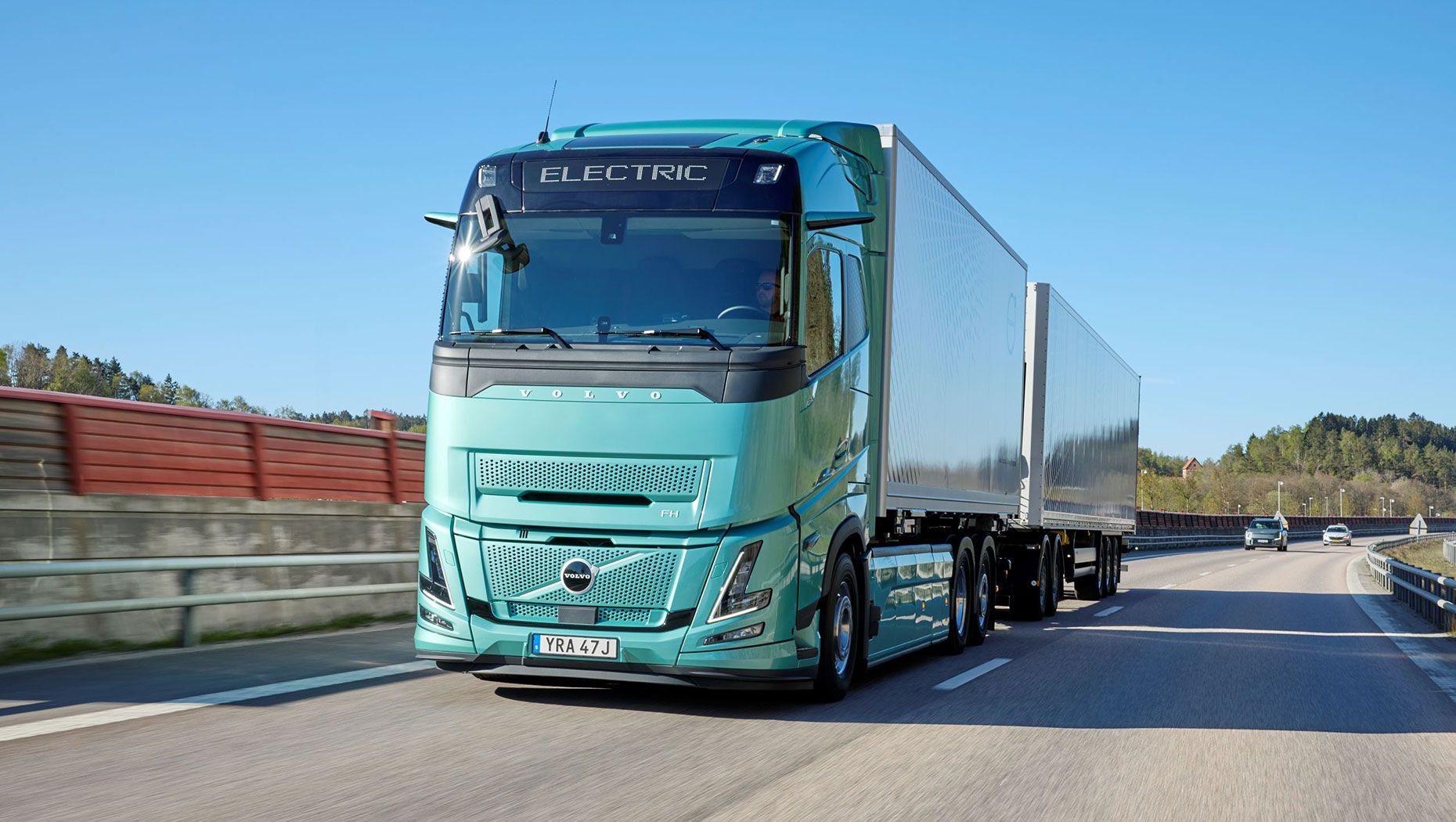Volvo Trucks, 700 km Menzile Ulaşabilen Elektrikli Çekici ve Kamyonlarını Tanıttı!