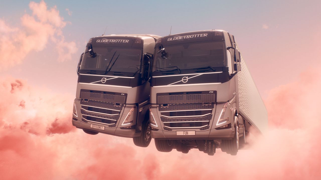 To Volvo-lastbiler falder pladask for hinanden i ny film