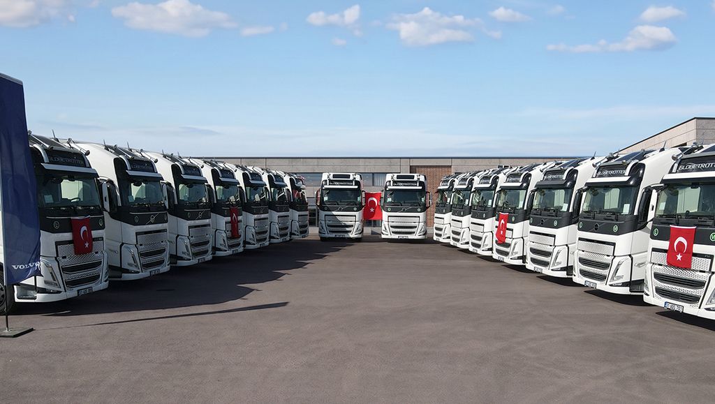 Volvo Trucks, ADES Uluslararası Nakliyat’a  30 adet Volvo FH 500 Teslim Etti!