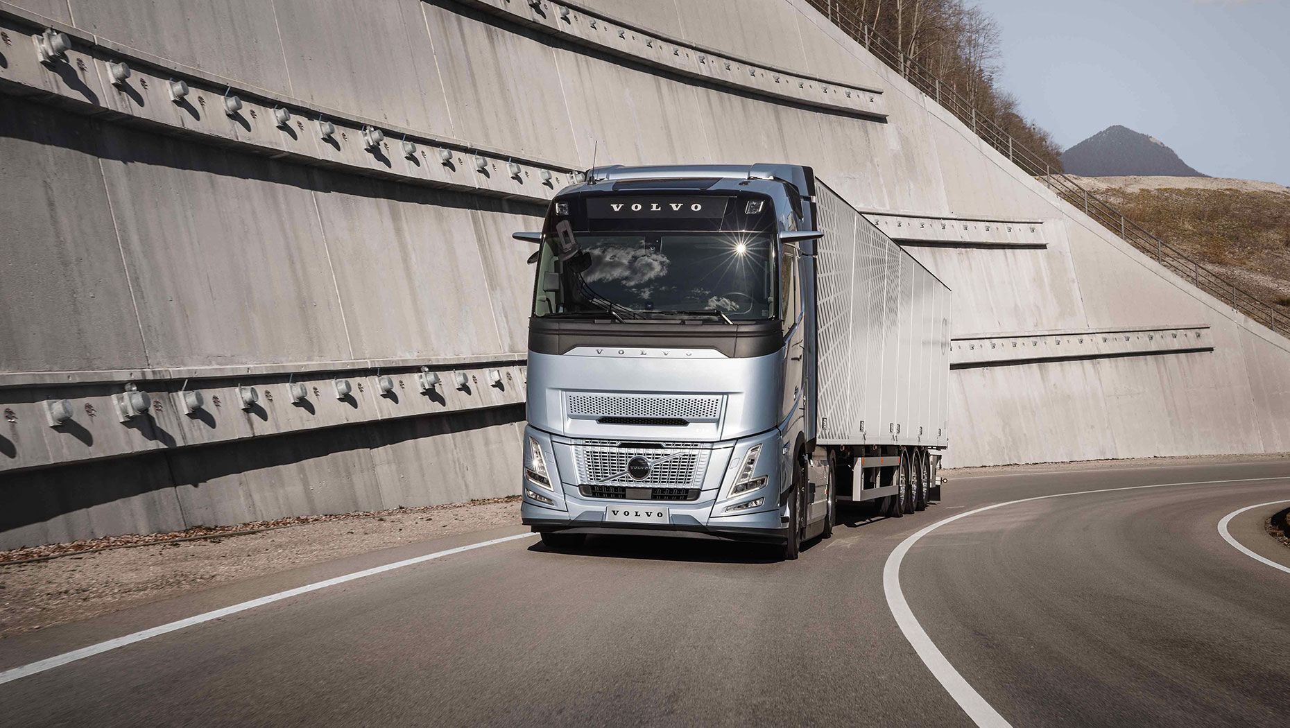Volvo Trucks, Yakıt ve CO2 Tasarrufu Sağlayan, Dünyanın İlk Ağır Vasıta Stop/Start Motor Teknolojisini Tanıttı!